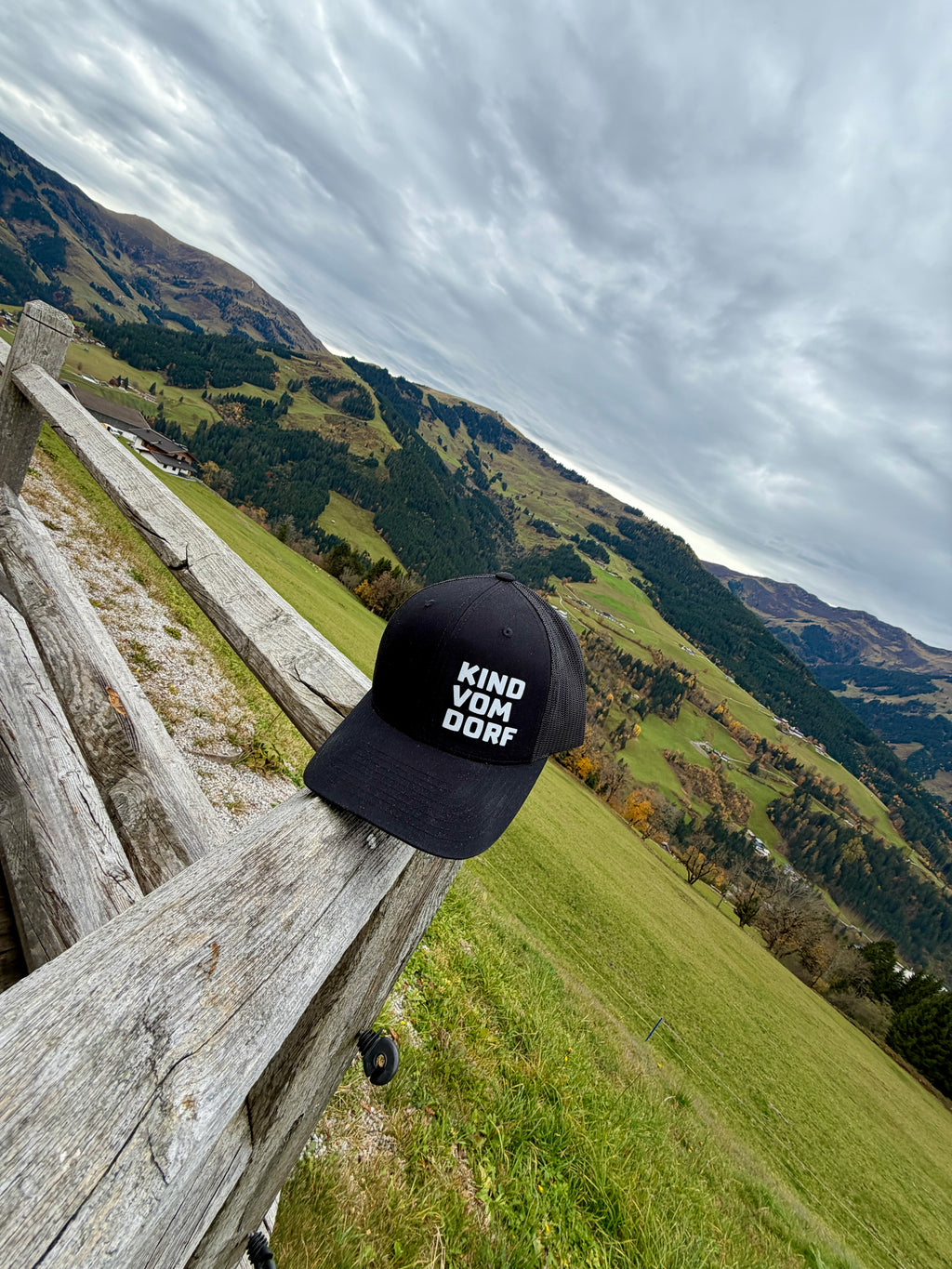 Kind vom Dorf Cap – schwarz (Snapback)