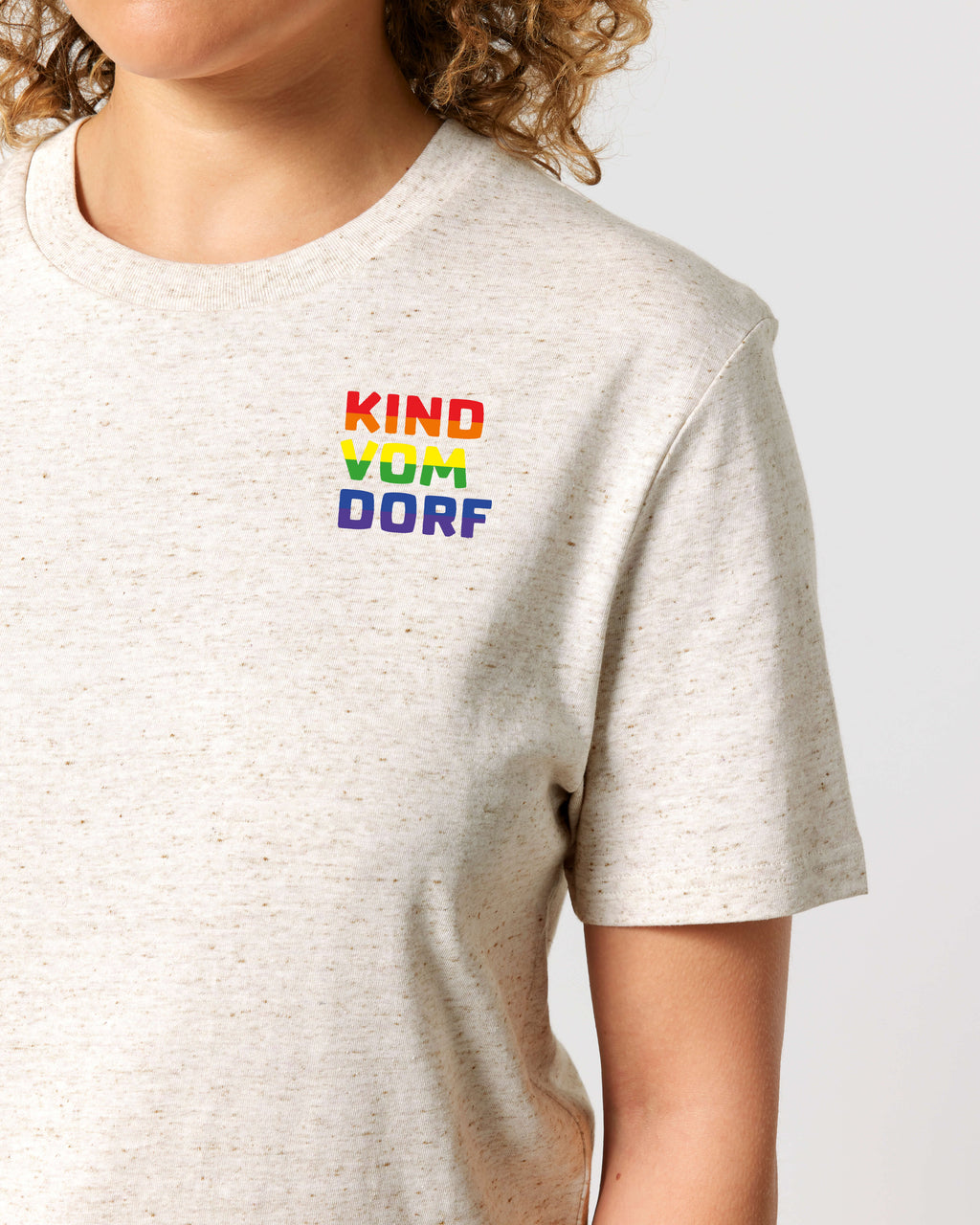 Kind vom Dorf Unisex Pride T-Shirt – Erwachsener